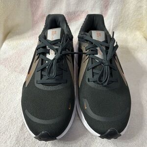 NIKE QUEST 5 'GREY METALLIC COPPER'
Women’s Size 8